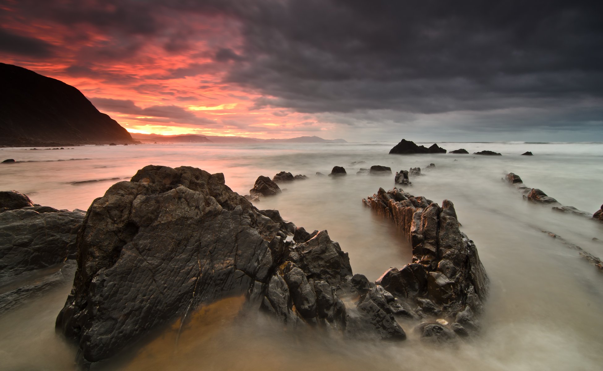 tramonto mare rocce spiaggia