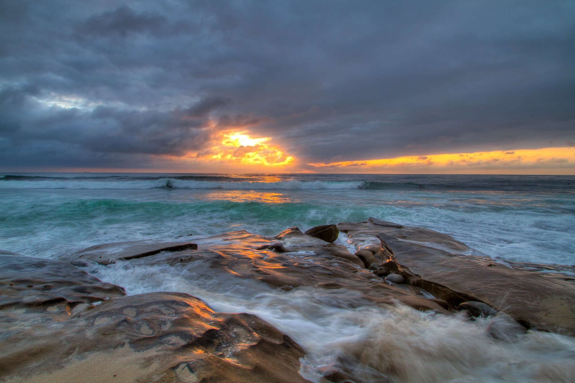 mer pierres ruisseaux vagues ciel nuages coucher de soleil lumière