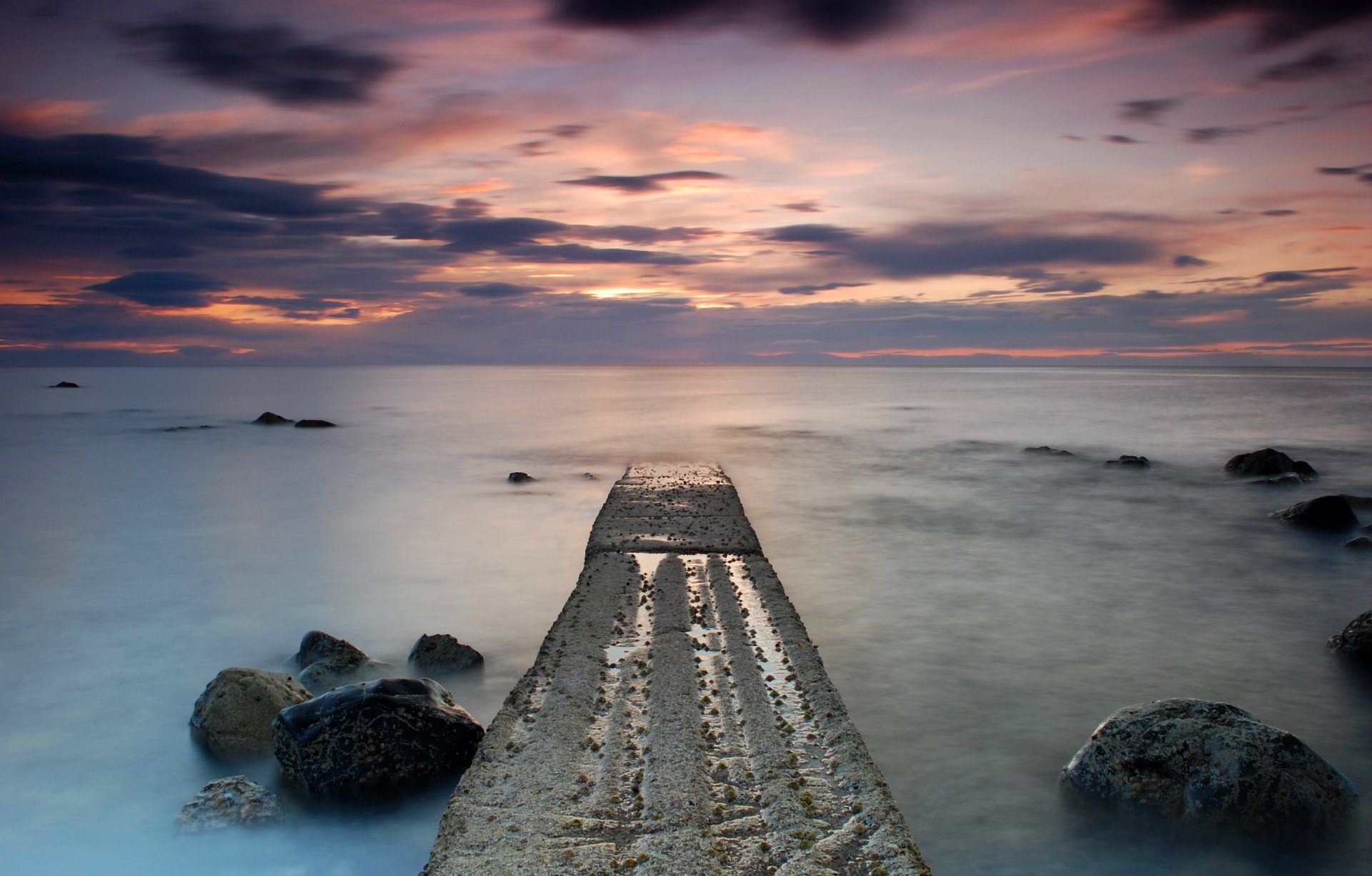 reino unido escocia mar calma costa piedras tarde puesta del sol cielo nubes nubes