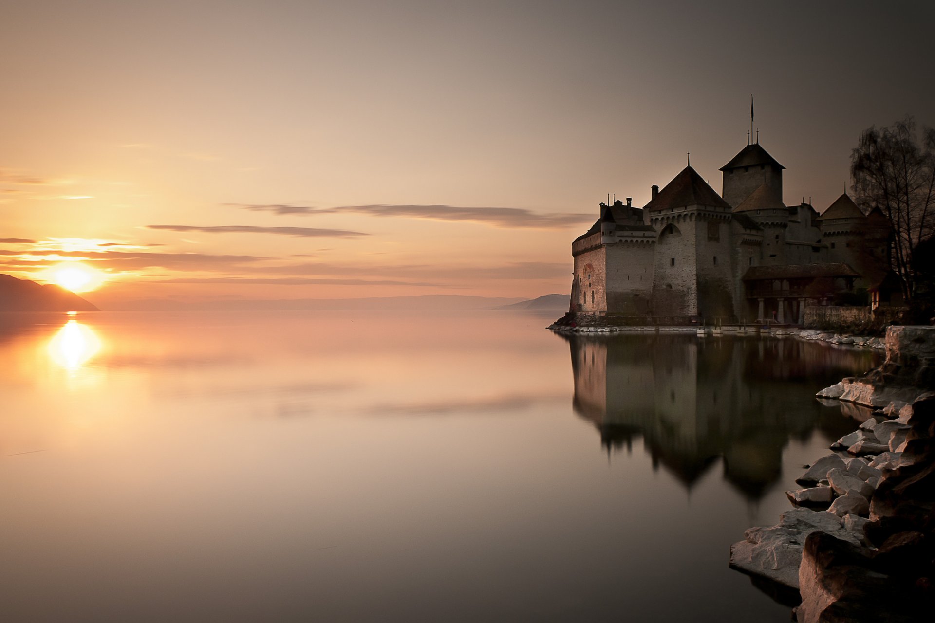 lac château soleil eau réflexion