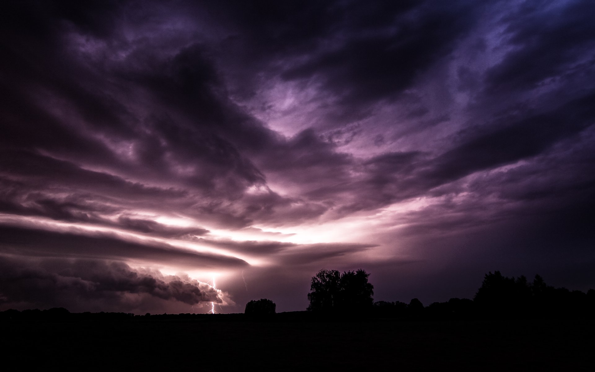 campo sera viola cielo nuvole temporale fulmine