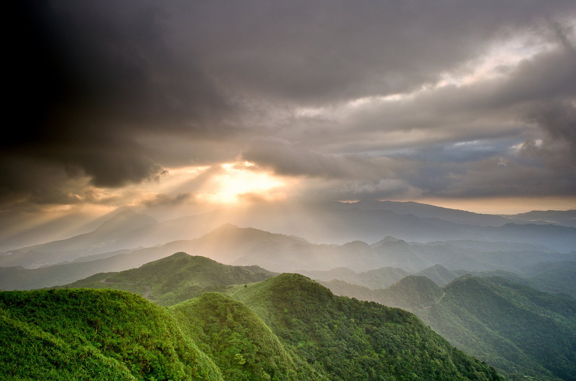 montagnes ciel nuages soleil rayons vallée verdure