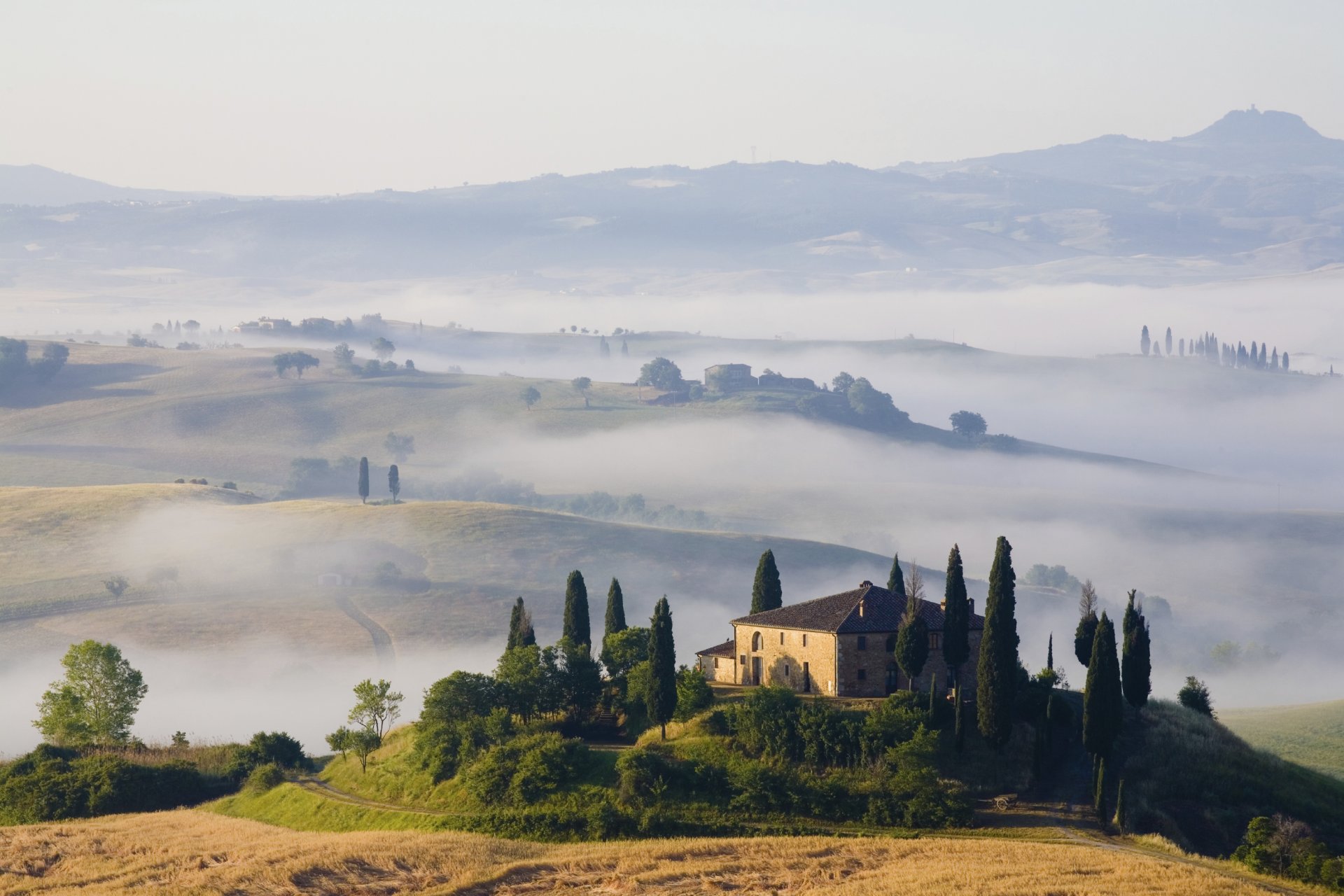 mañana niebla colinas campos casas paisaje naturaleza toscana