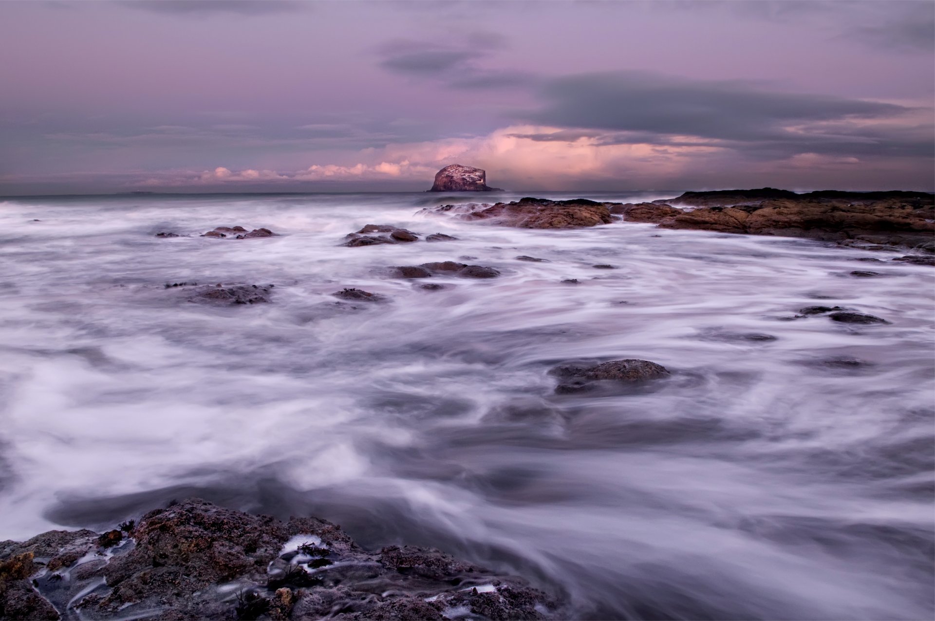 mer océan surf pierres côte gris ciel nuages