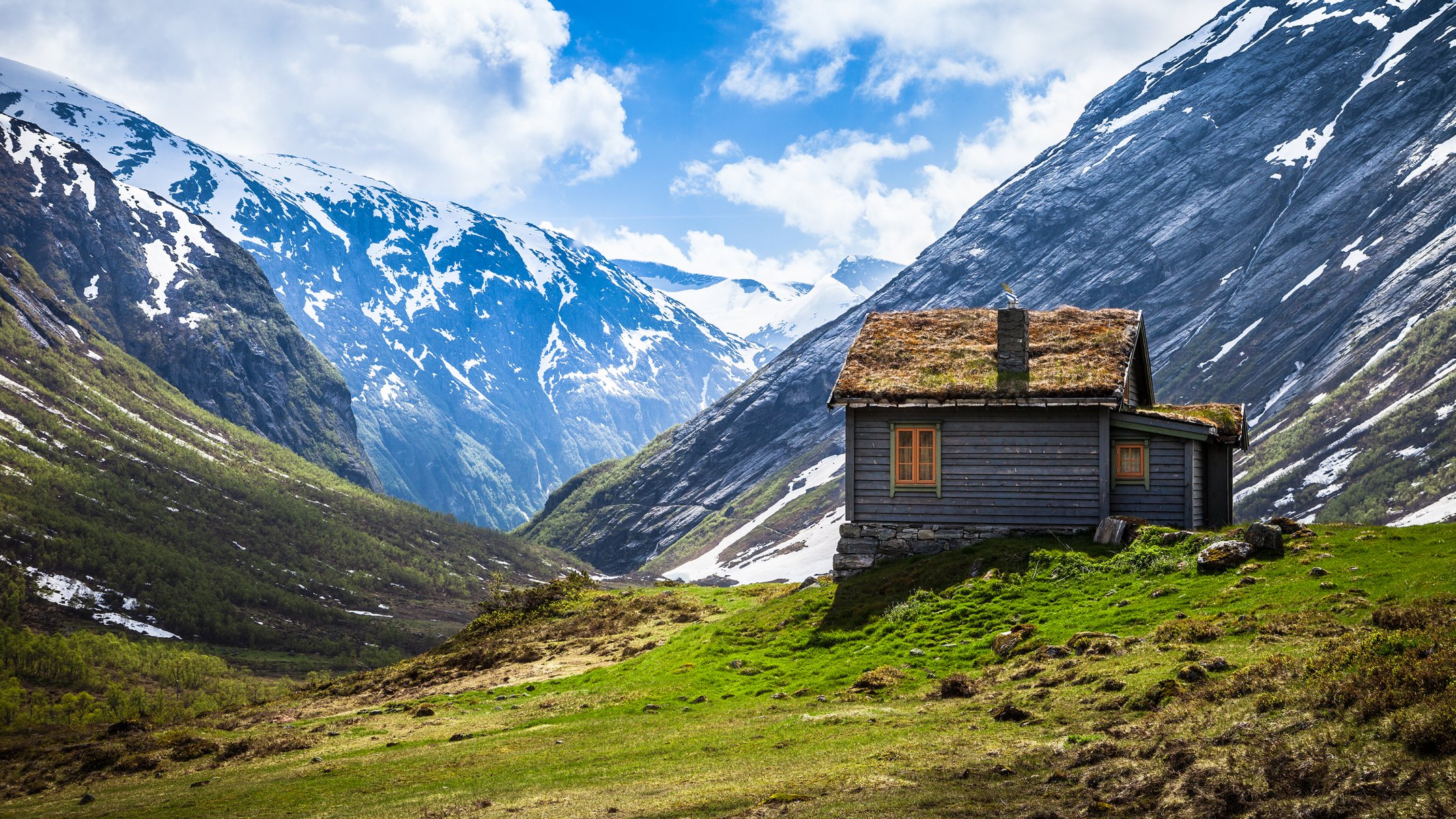 norvegia montagne casa erba cielo nuvole