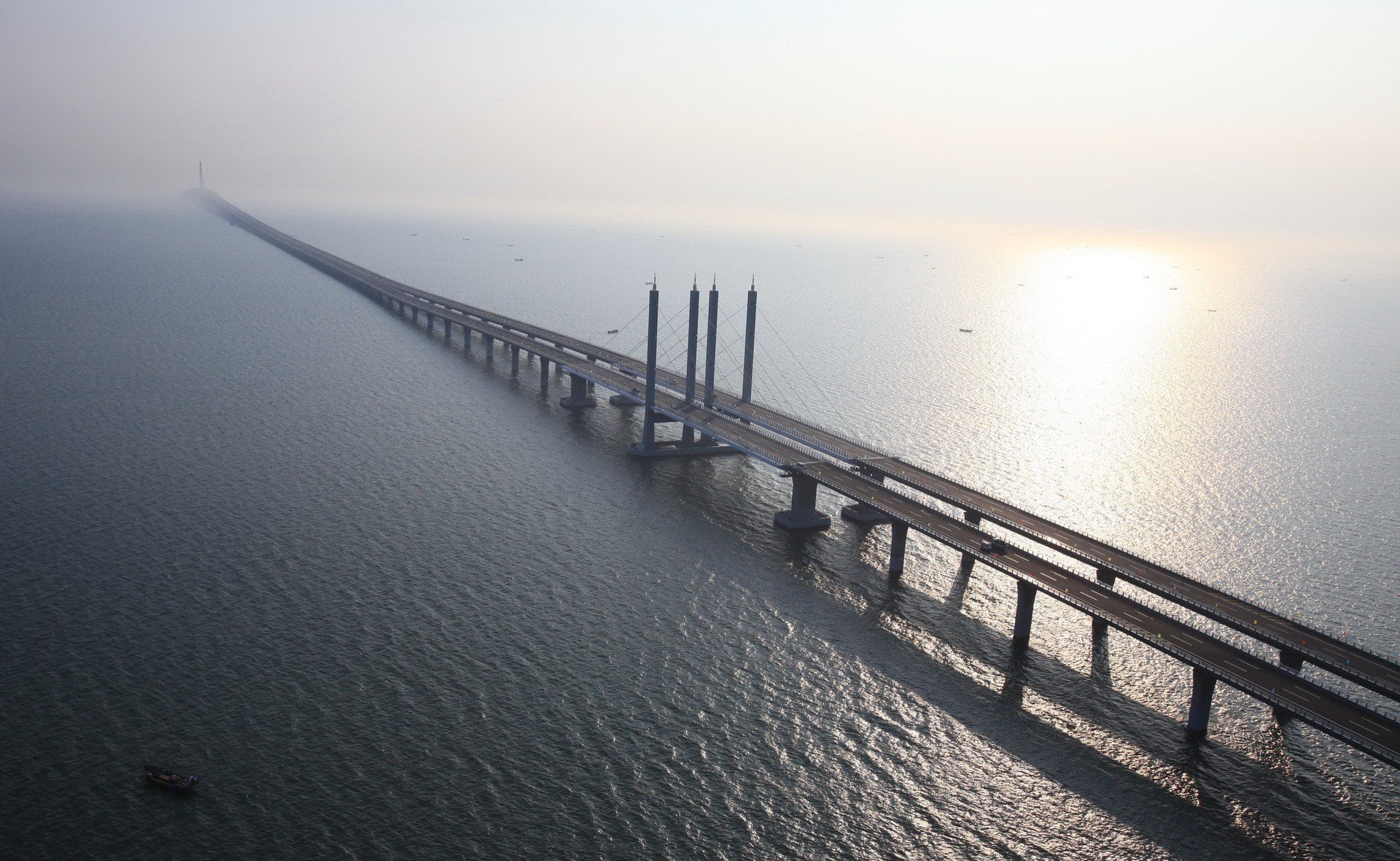 chine province du shandong baie de jiaozhou ville de qingdao pont de jiaozhouwan pont de qingdao le plus long pont rivière eau ondulations paysage ciel réflexion soleil