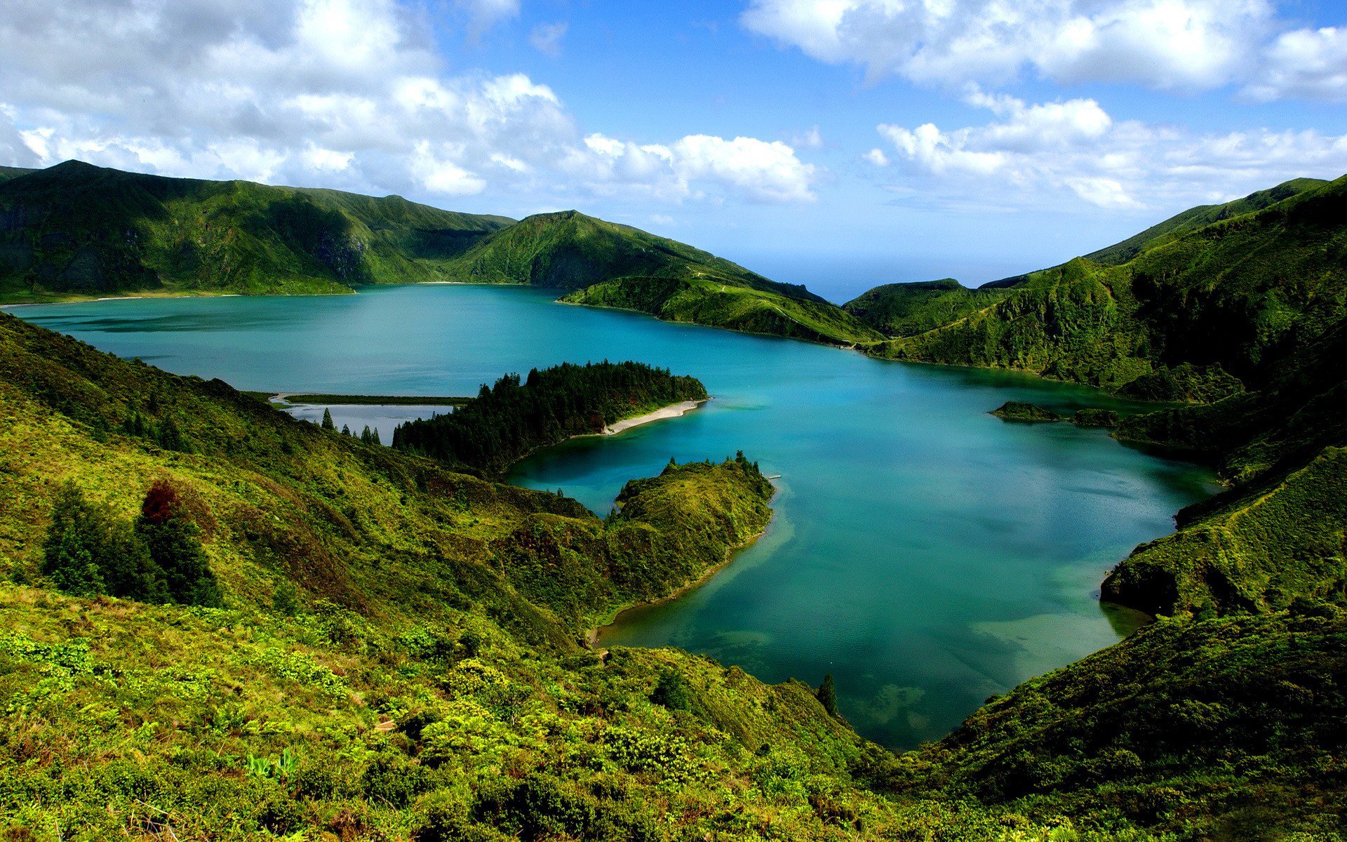 montagne colline pendio lago foresta alberi verde vegetazione cielo nuvole