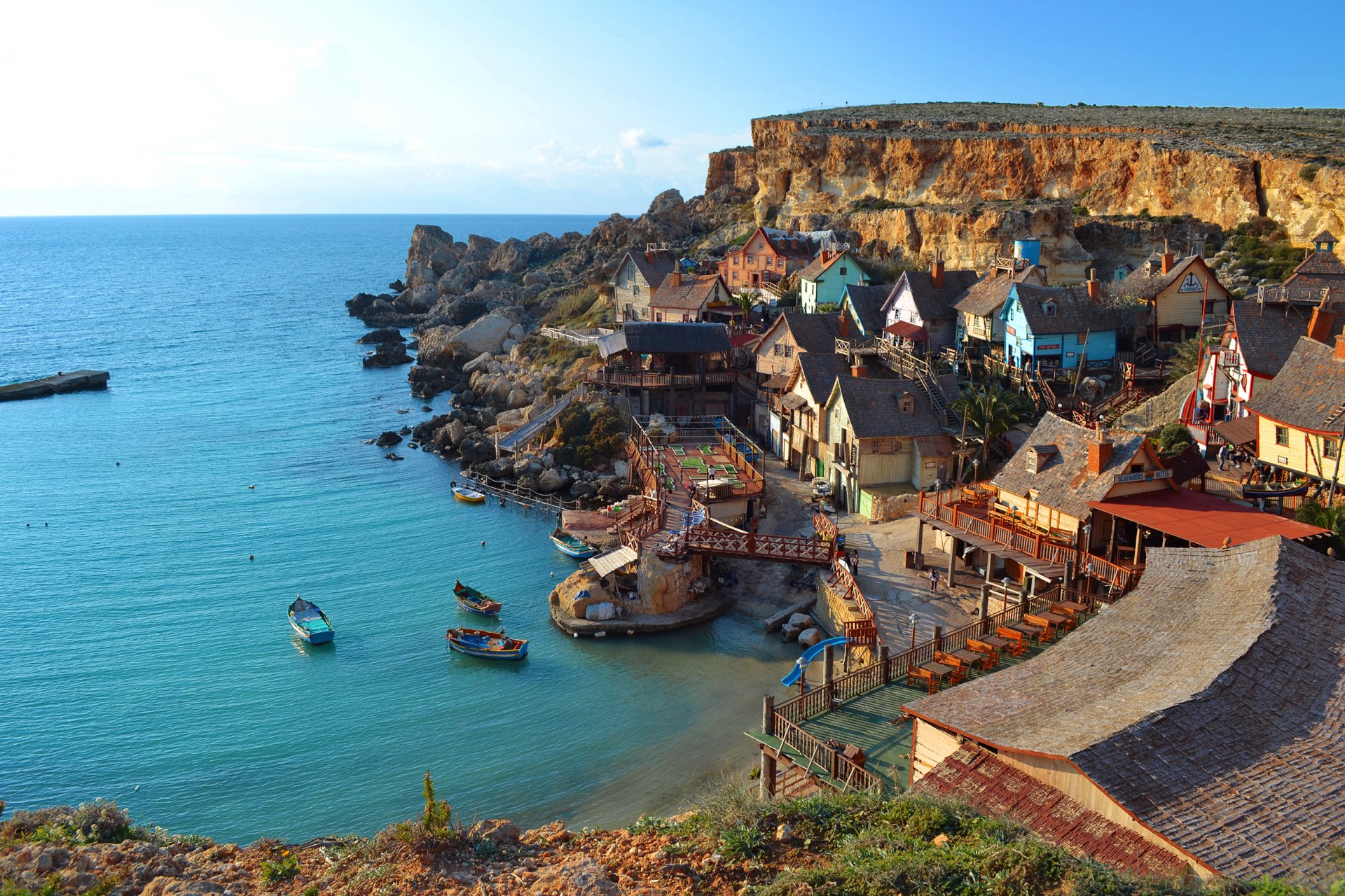 pueblo casas cielo mar barcos