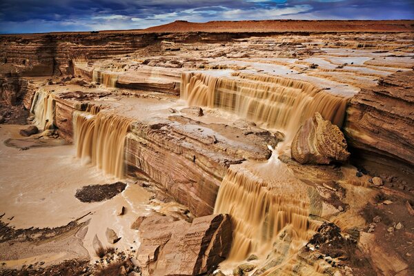 Cascata di cioccolato nel colore delle rocce e del paesaggio