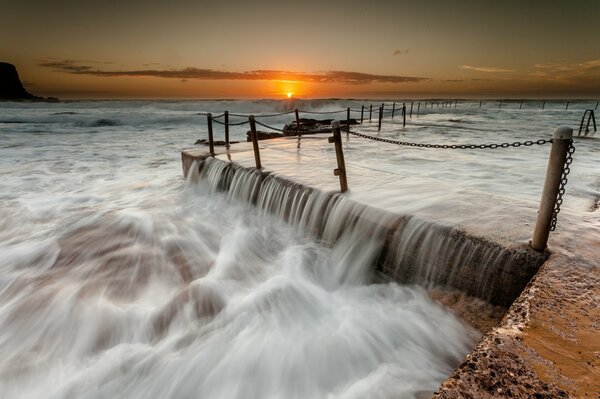 Flusso d acqua ribollente sul molo