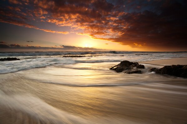 Beau coucher de soleil sur la mer