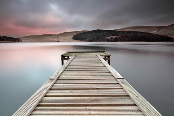 Brücke über den See und den Abendhimmel