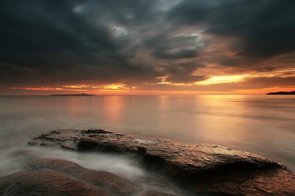 Abend orange Sonnenuntergang am Meer in Ruhe