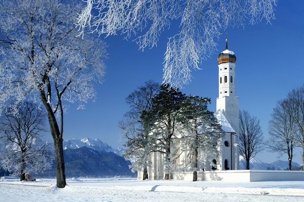 Chiesa solitaria su un campo innevato