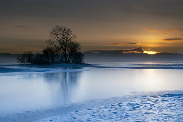 Sonnenuntergang über der Wasseroberfläche