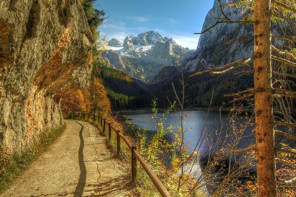 Schöne herbstliche Natur mit Fluss