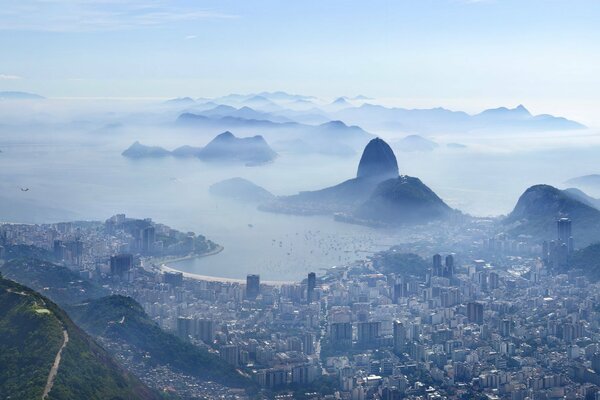 Río de Janeiro desde las alturas en la neblina