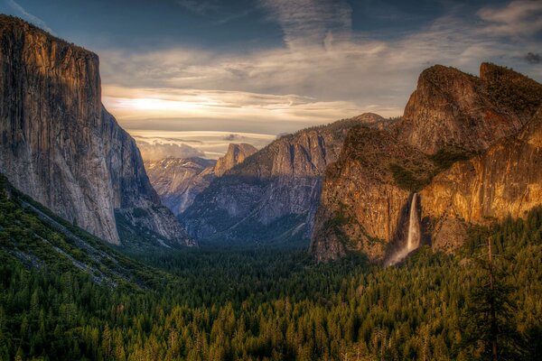 Foto des Yosemite-Nationalparks mit Bergen und Wald