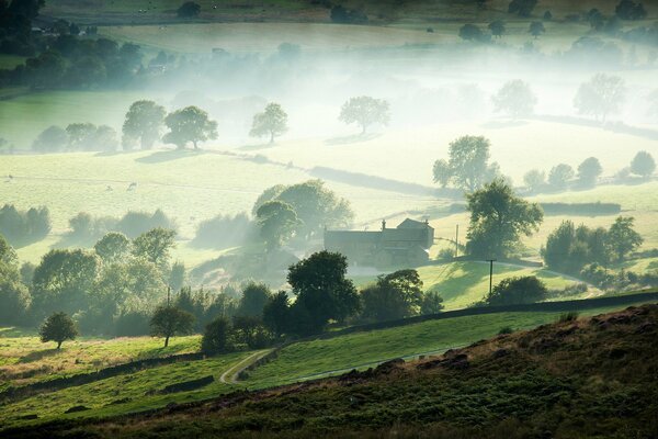 Farm Valley im Nebel am Morgen