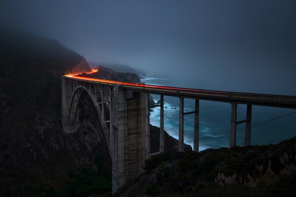 Luces del puente en la oscuridad de la noche