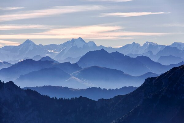 Blaue schneebedeckte Berge und rosa Wolken