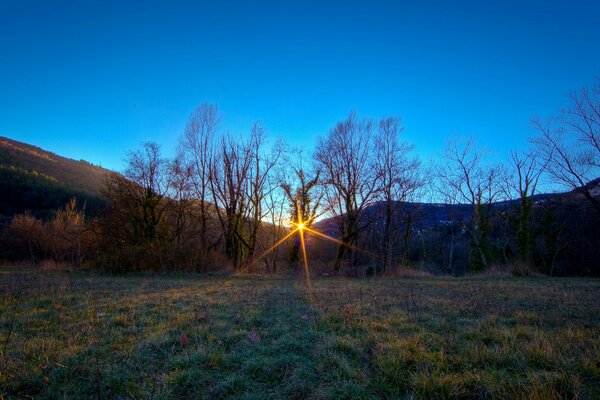 Die letzten Sonnenstrahlen in den Hügeln bei Sonnenuntergang