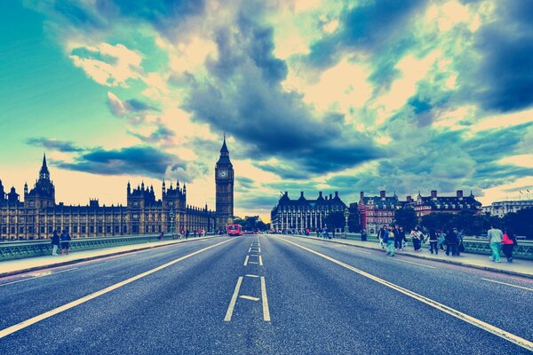 Imagen de Londres con un Big Ben con gente