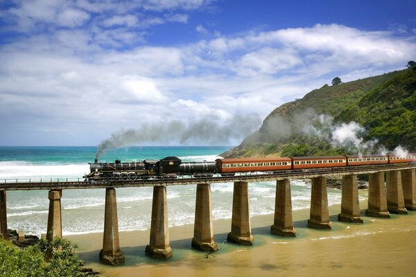 Eisenbahn entlang des Meeres