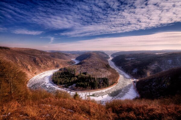 Schöne Winterlandschaft mit Fluss in Deutschland