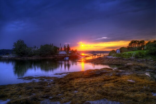 Puesta de sol reflejada en el río