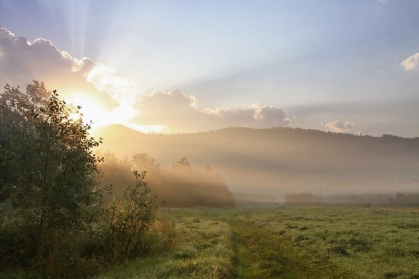 El sol de la mañana atravesando las nubes