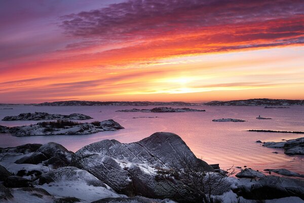 Coucher de soleil du soir en Suède avec de la neige blanche