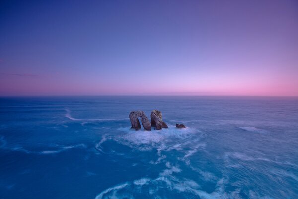 Il mare batte su rocce e rocce