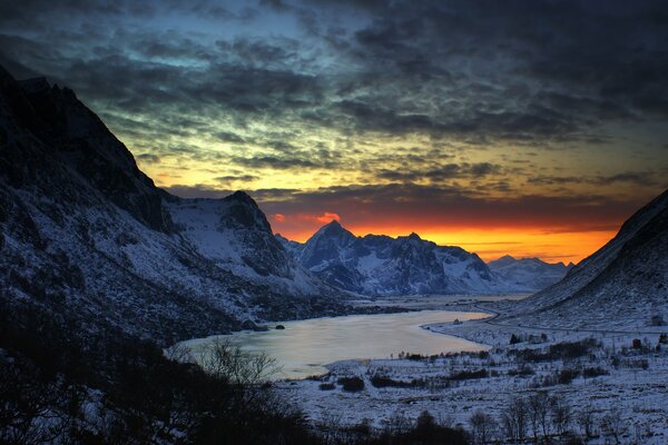 Berglandschaft im Winter bei Sonnenuntergang