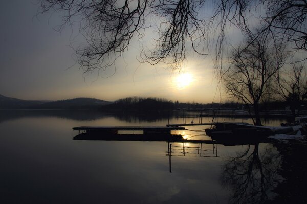 Amanecer a orillas del lago de invierno