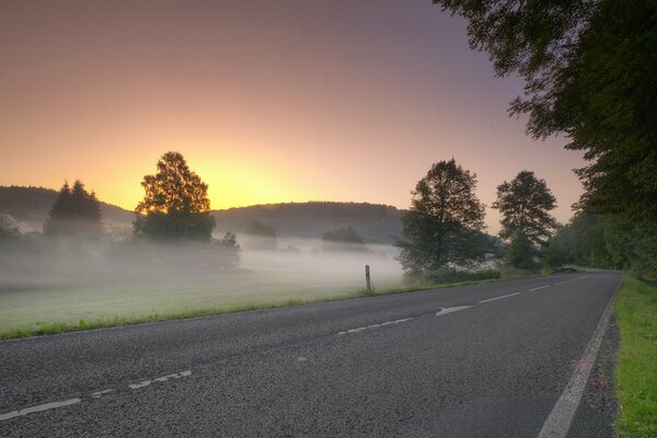 Paisaje en la niebla puesta de sol campo