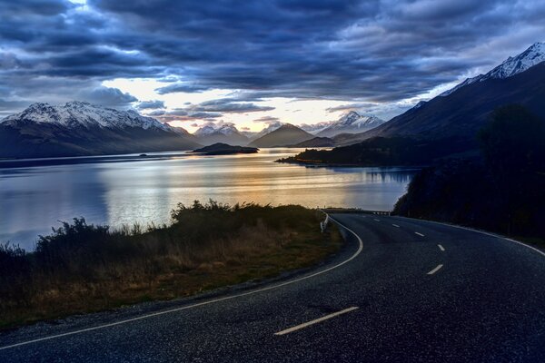 New Zealand, the road to the lake