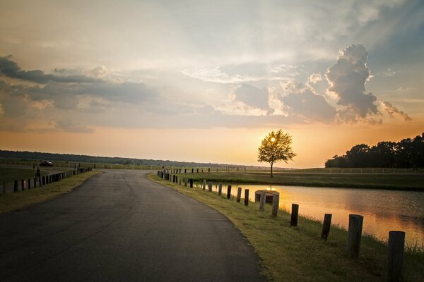 La strada che conduce al tramonto del cielo