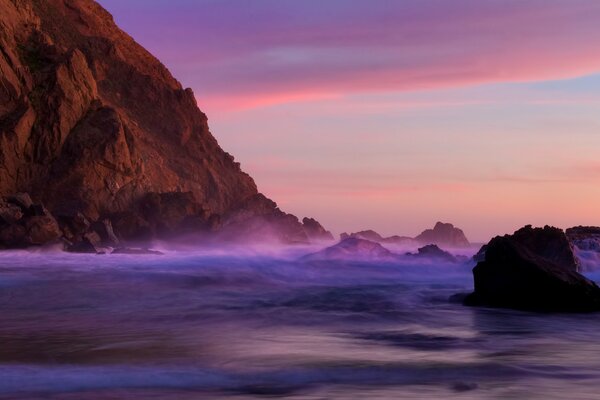 California, Pfeiffer Beach. niebla púrpura