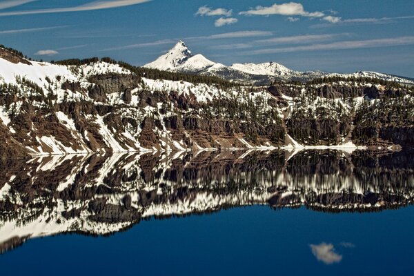 Berge, Wald spiegelt sich im Wasser wider