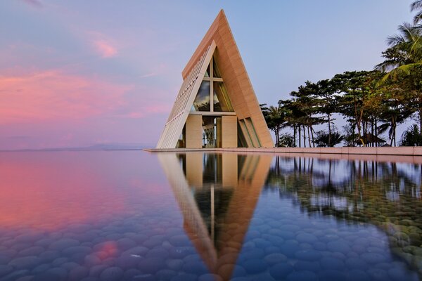 Unusual houses-hotels by the water