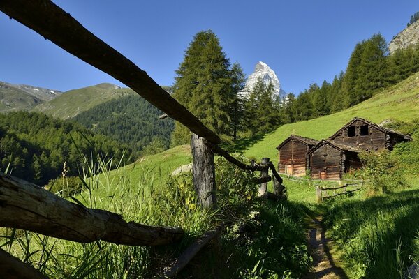 Abgelegenes Häuschen auf dem Gipfel des Berges