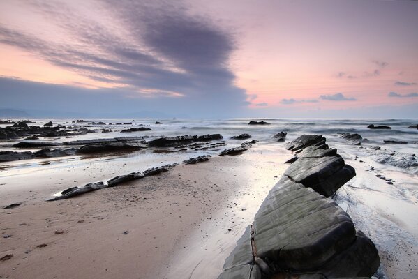 Image de la mer avec la plage et les chambres