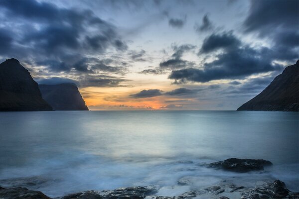 Calma en las islas Feroe al atardecer