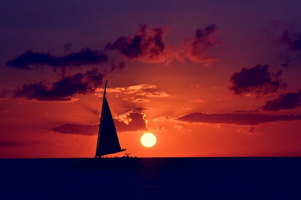 Segelboot im Meer vor Sonnenuntergang Hintergrund