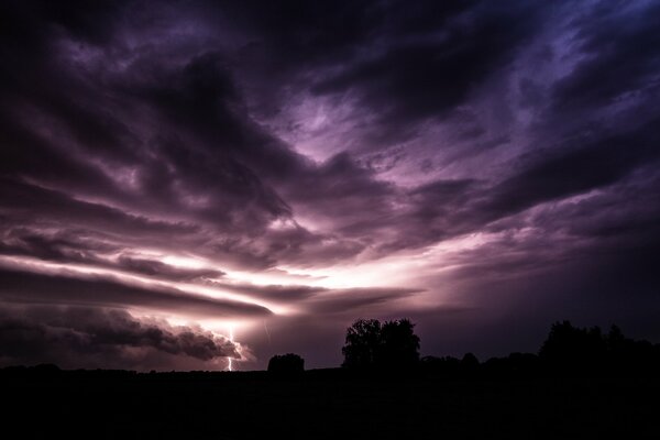 Ciel violet avec la foudre et les nuages