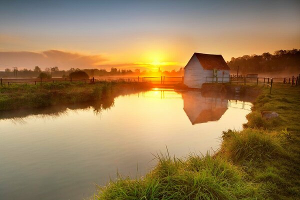 Paysage de soirée du lac du village