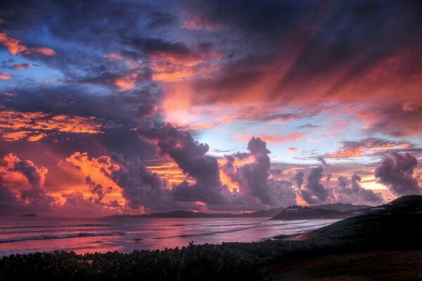 Beau coucher de soleil dans différentes couleurs sur la plage