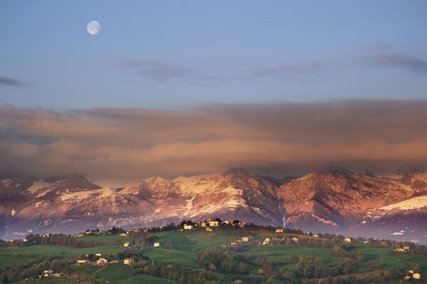 Ville au milieu des montagnes sous les rayons du soleil