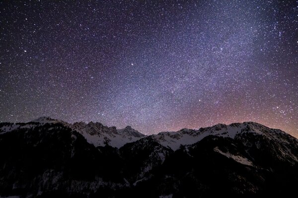 Beau ciel nocturne dans les montagnes